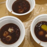 完成したおしるこ。小豆の汁に白玉と栗の甘露煮。