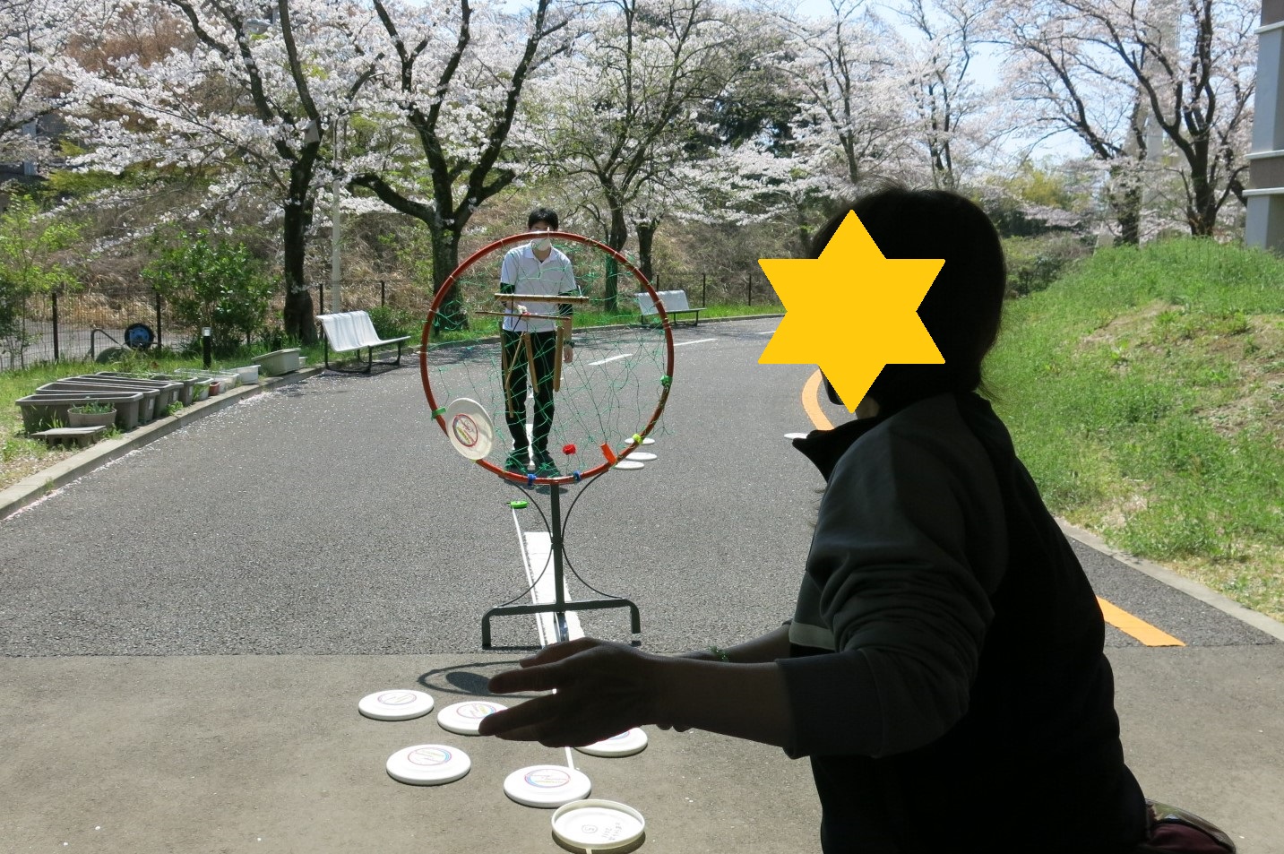 アキュラシーの輪に向かって投げる様子