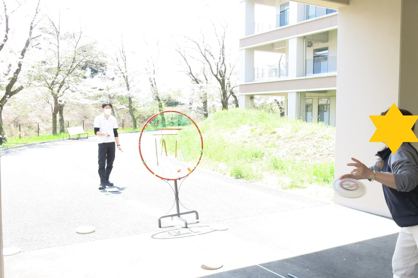 アキュラシーの輪の後ろには、満開の桜