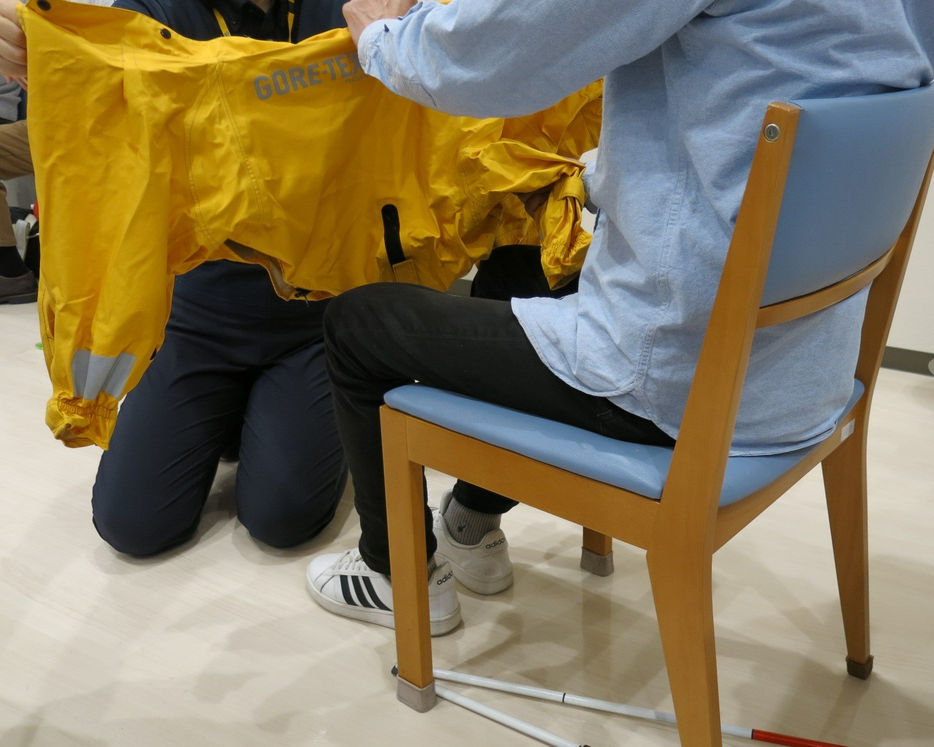 盲導犬の服の紹介。黄色い長そでのカバーオール。