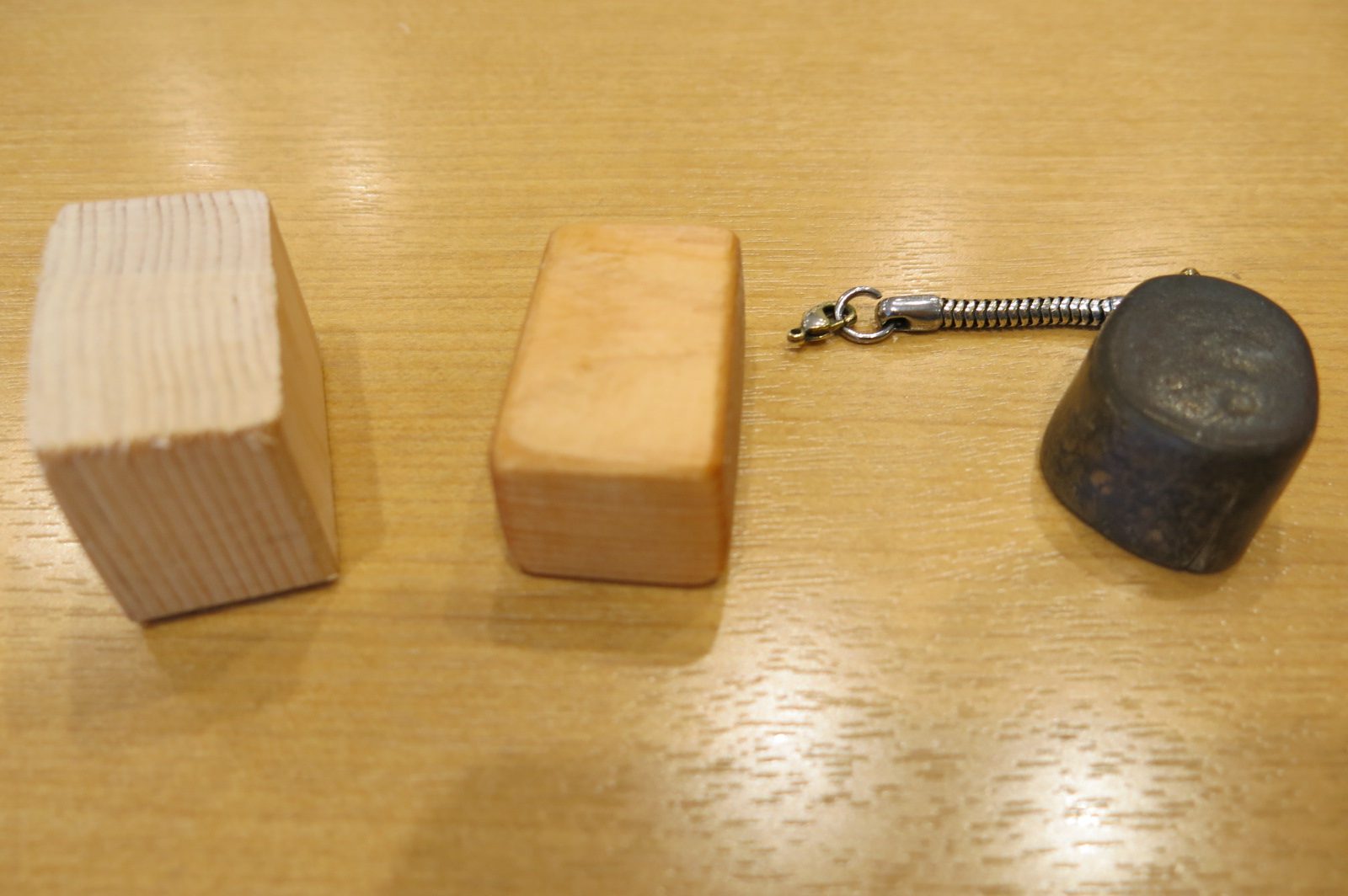 ヒノキの木材の加工の様子。左から加工前、やすり後、完成形。