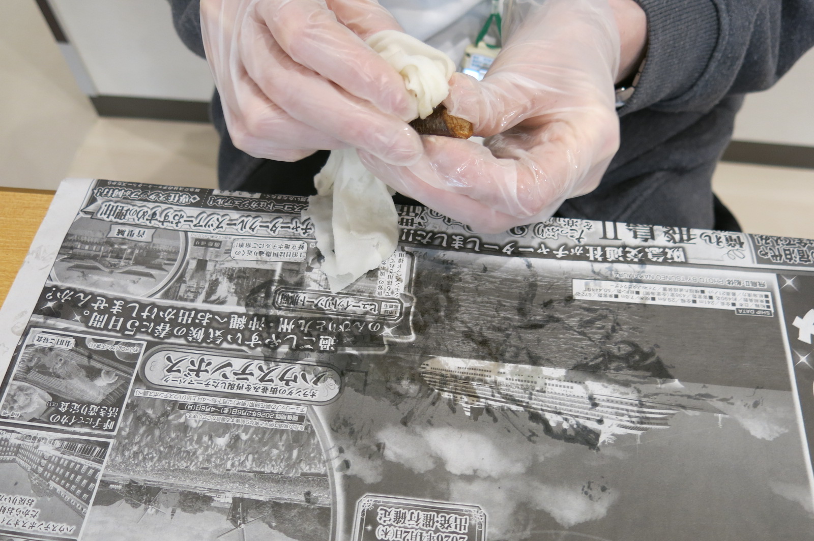 布にしみこませたクルミオイルを磨いた桜の枝に塗り込んでいる様子