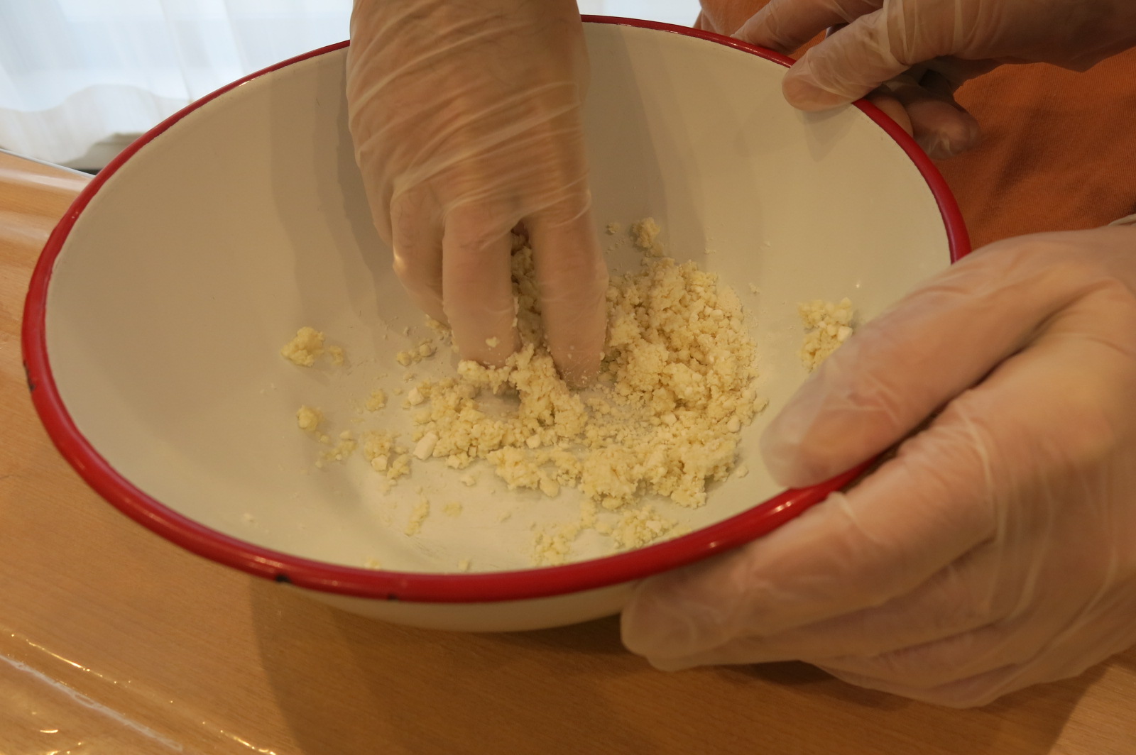 ボウルの中で、白玉粉と豆腐を混ぜている写真