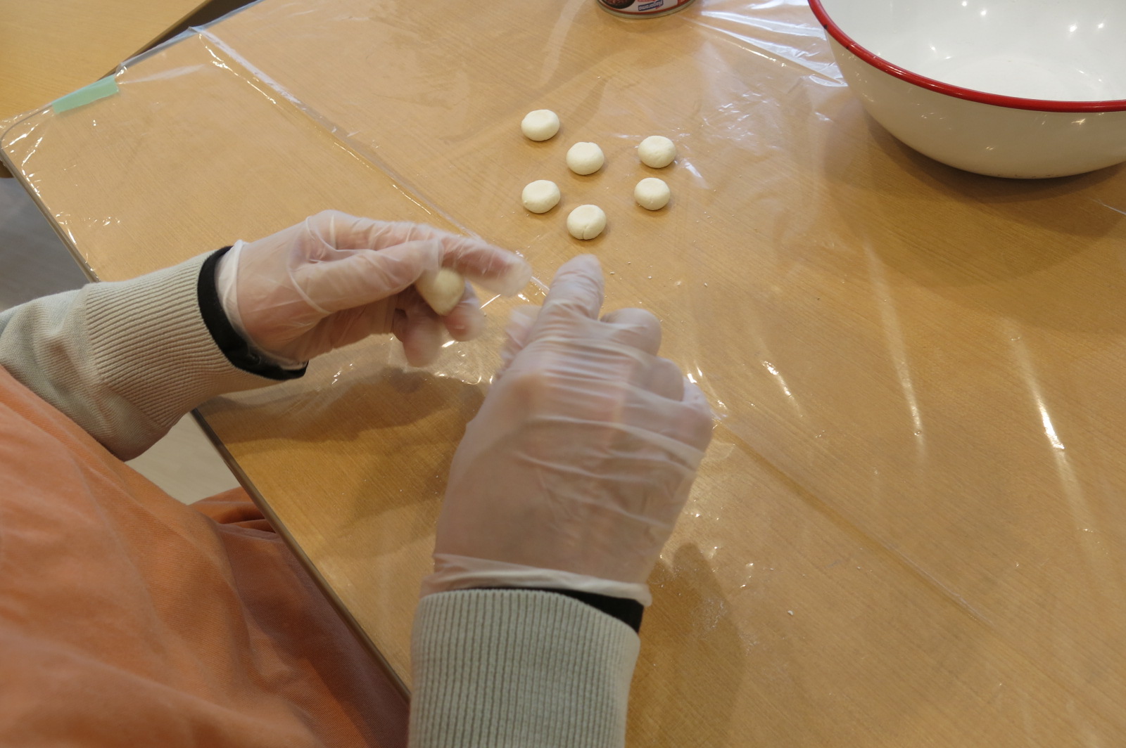 まとまった白玉粉を等分して丸めている写真