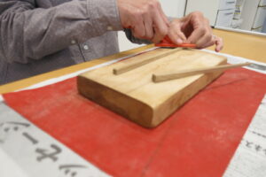 ドレッサーを使って、箸を削っている写真