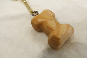 ヒノキを骨の形に仕上げたキーホルダー