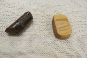 左に桜の枝、右に木目のきれいなヒノキのキーホルダー