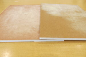 ボードに貼られた紙やすりの写真