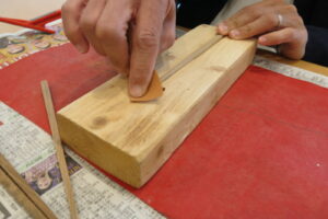 紙やすりで箸を磨いている写真