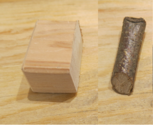 キーホルダーになる前の材木の写真。左にヒノキ、右に桜の枝。