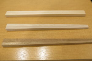 箸用の材木の写真。種類違いの3種類が並んでいます。