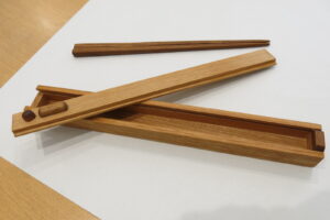 槐の箸と蓋にビックリマークをつけた箸箱の写真