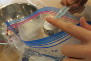 砂糖を計量スプーンを計量。きちんと入っているか、触って確認。