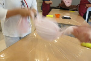 写真では負えないほどの速さでアイスの素を振ります。