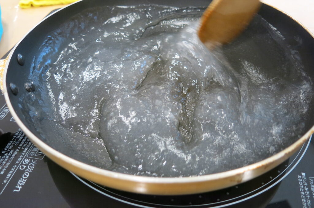 加熱して、水まんじゅうのもとが固まり、とろとろと透明になっている様子。